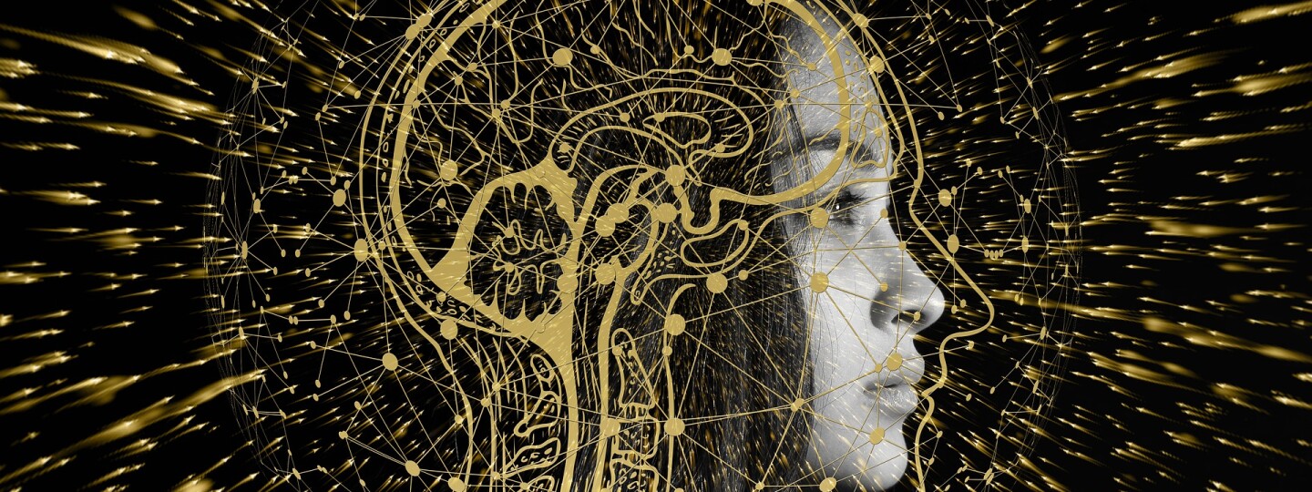 Kuvituskuva, jossa henkilön sivuprofiilin päälle on piirretty aivojen ja hermoston ääriviivat. Taustalla kullanvärisiä kipinöitä. 