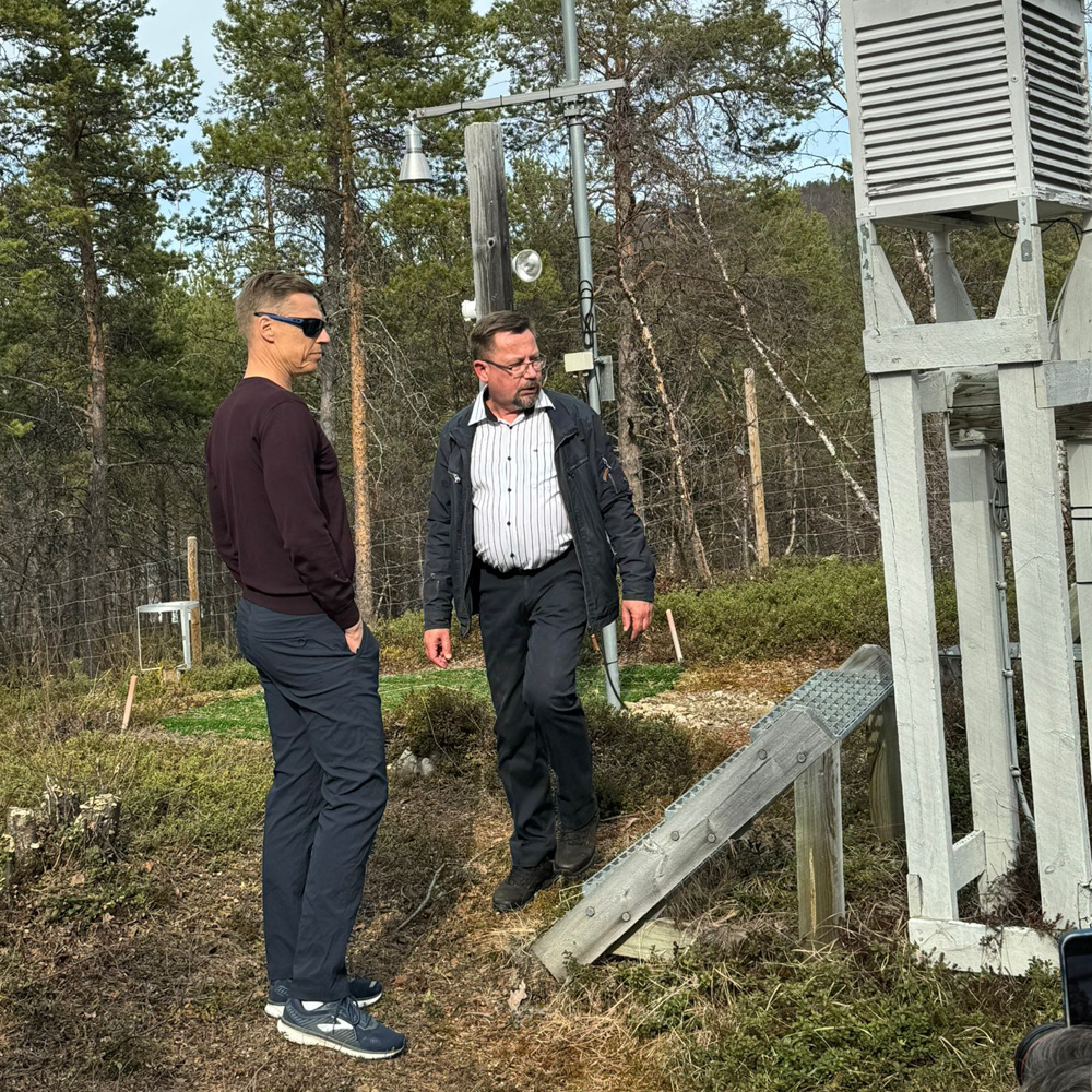 Presidentti Alexander Stubb (kesk) sekä Kevon tutkimusaseman johtaja Otso Suominen tutustumassa sääaseman havaintokenttään.
