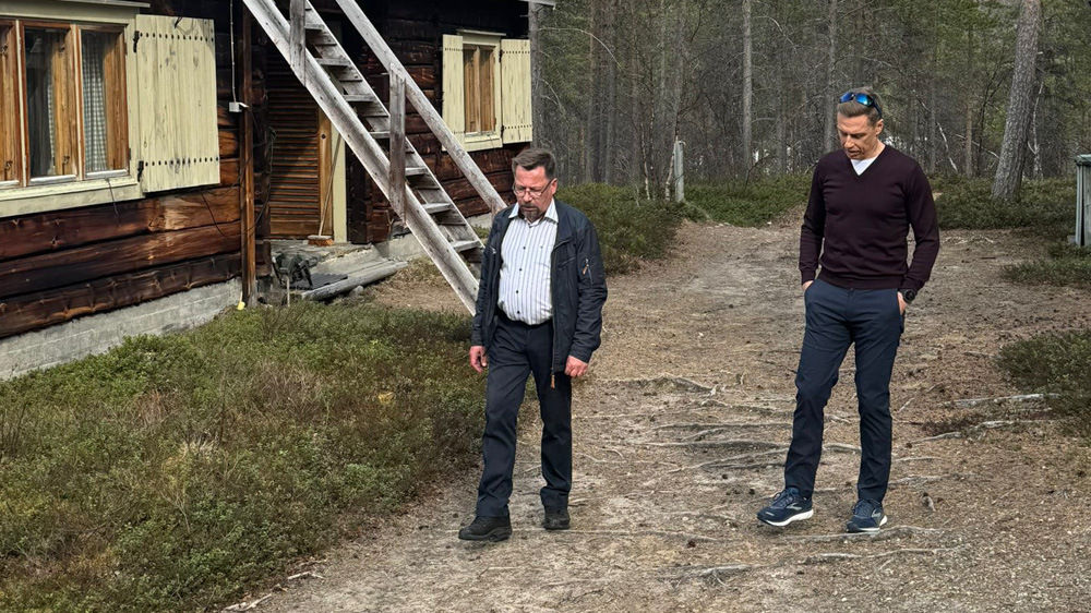 Kevon tutkimusaseman johtaja Otso Suominen ja presidentti Alexander Stubb Pekolan edessä
