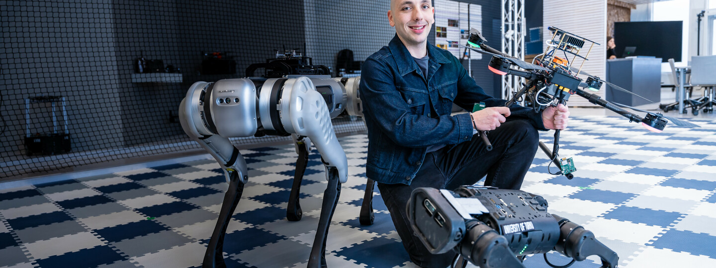 Jorge Peña Queralta uudessa Itäharjulla sijaitsevassa TIERS lab -tutkimustilassa, jossa tehdään robotiikkaan, drooneihin ja älykkäisiin järjestelmiin liittyviä kokeita.