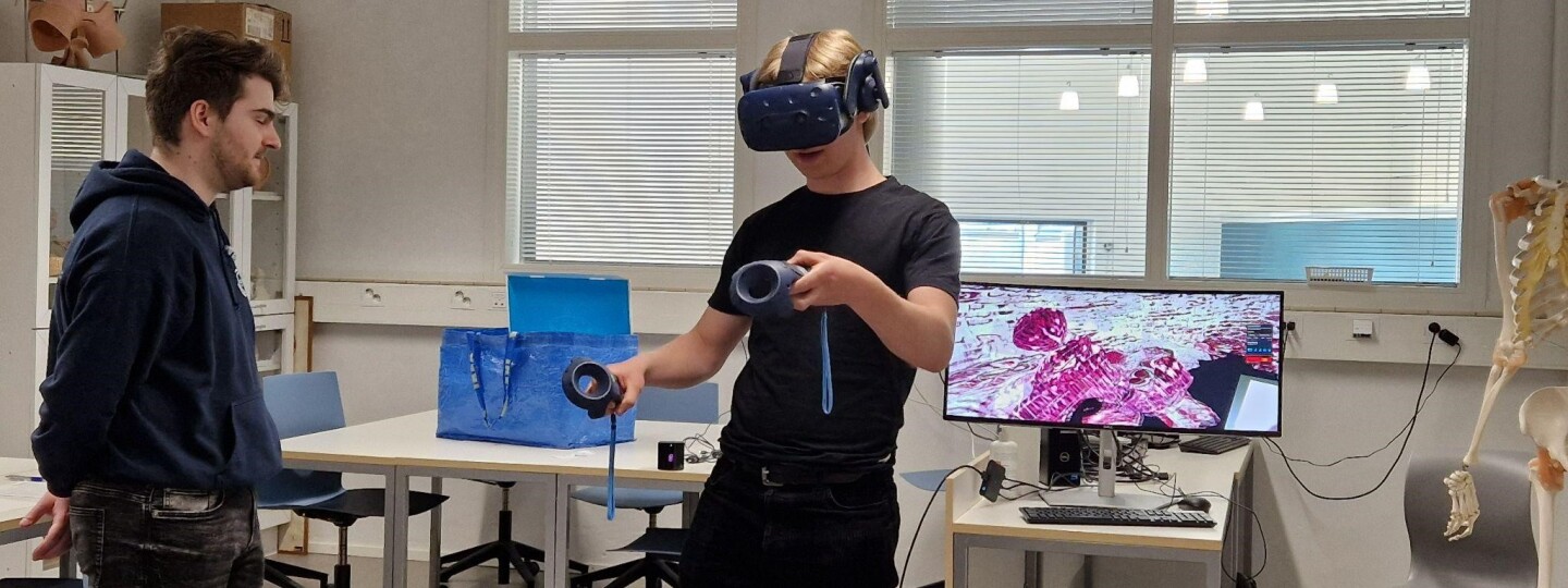 Opiskelijat VR-lasit päässä