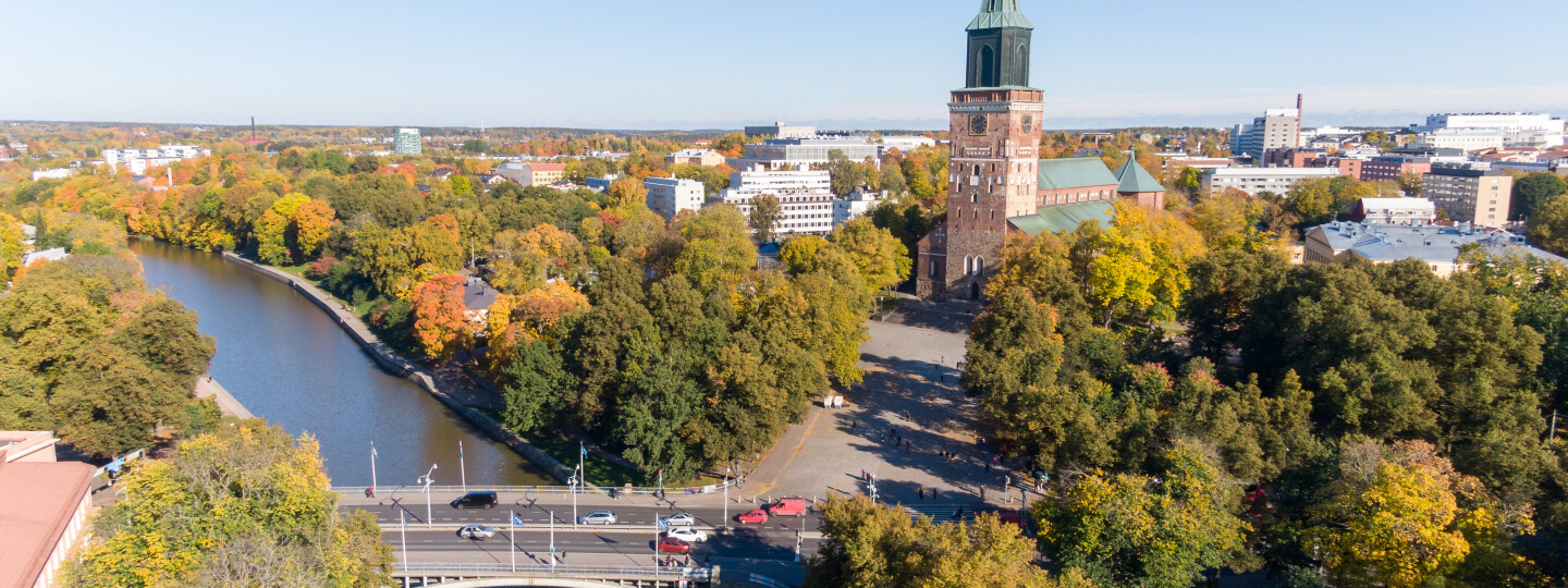 Ilmakuva Aurajoki ja Turun tuomiokirkko syksy 2022