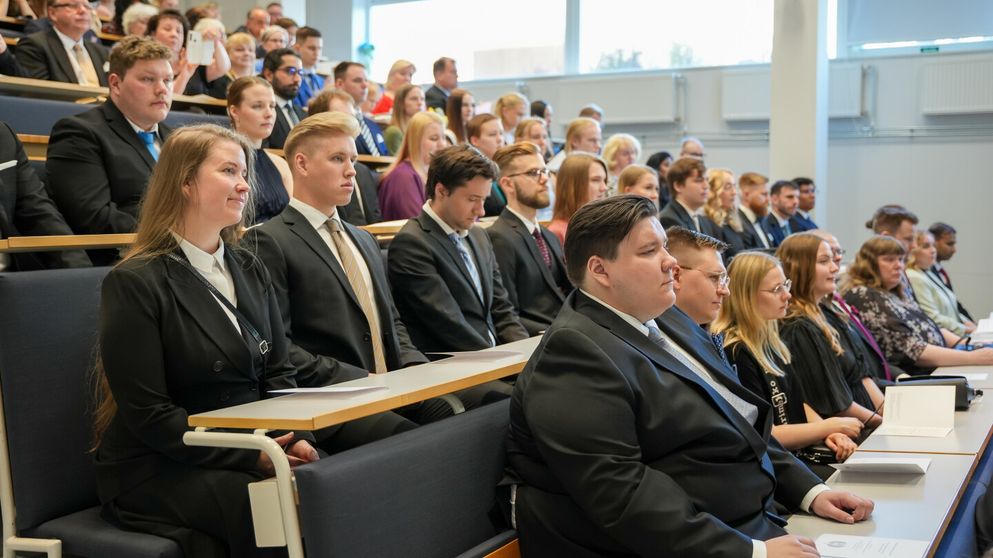 Teknillisen Tiedekunnan Uusia Diplomi-insinöörejä Ja Maistereita ...