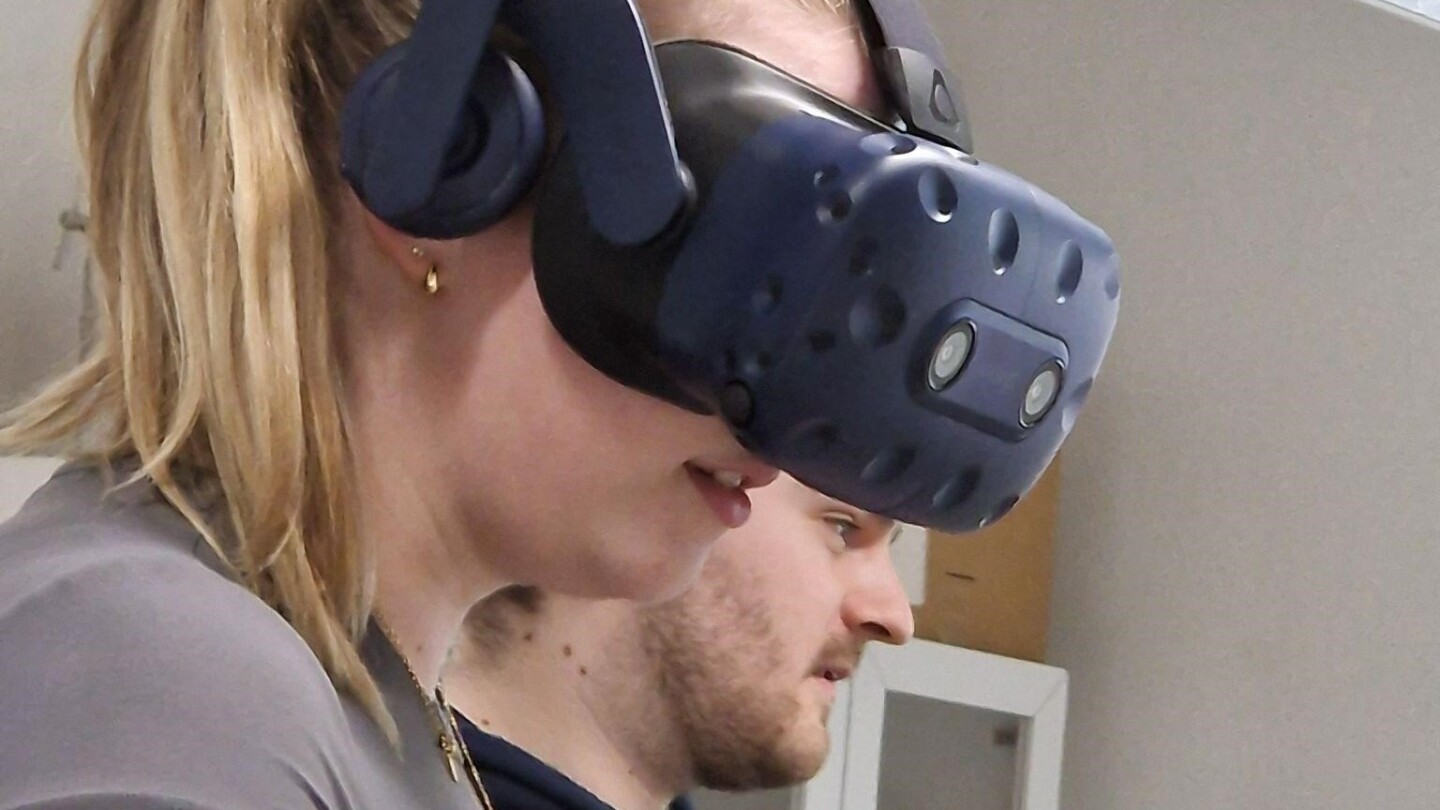 Tyttö VR-lasit päässä
