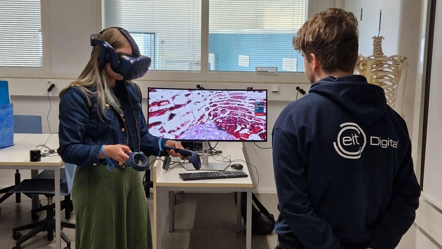 Opiskelija VR-lasit päässä