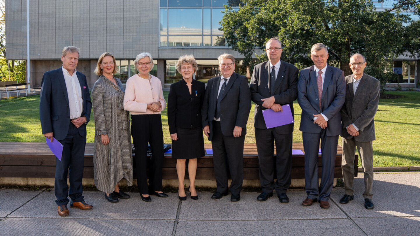 Sakari Suominen, Anne Kumpula, Leena Salminen, Päivi Rautava, Juha Peltonen, Matti Laato, Ilkka Julkunen and Kalevi Kokko standing outside on the University's central square.