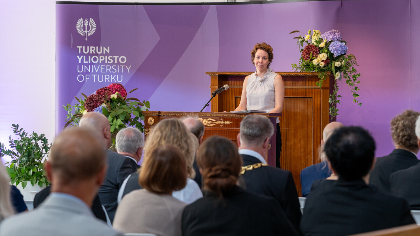 Tiina Okko giving a speech.