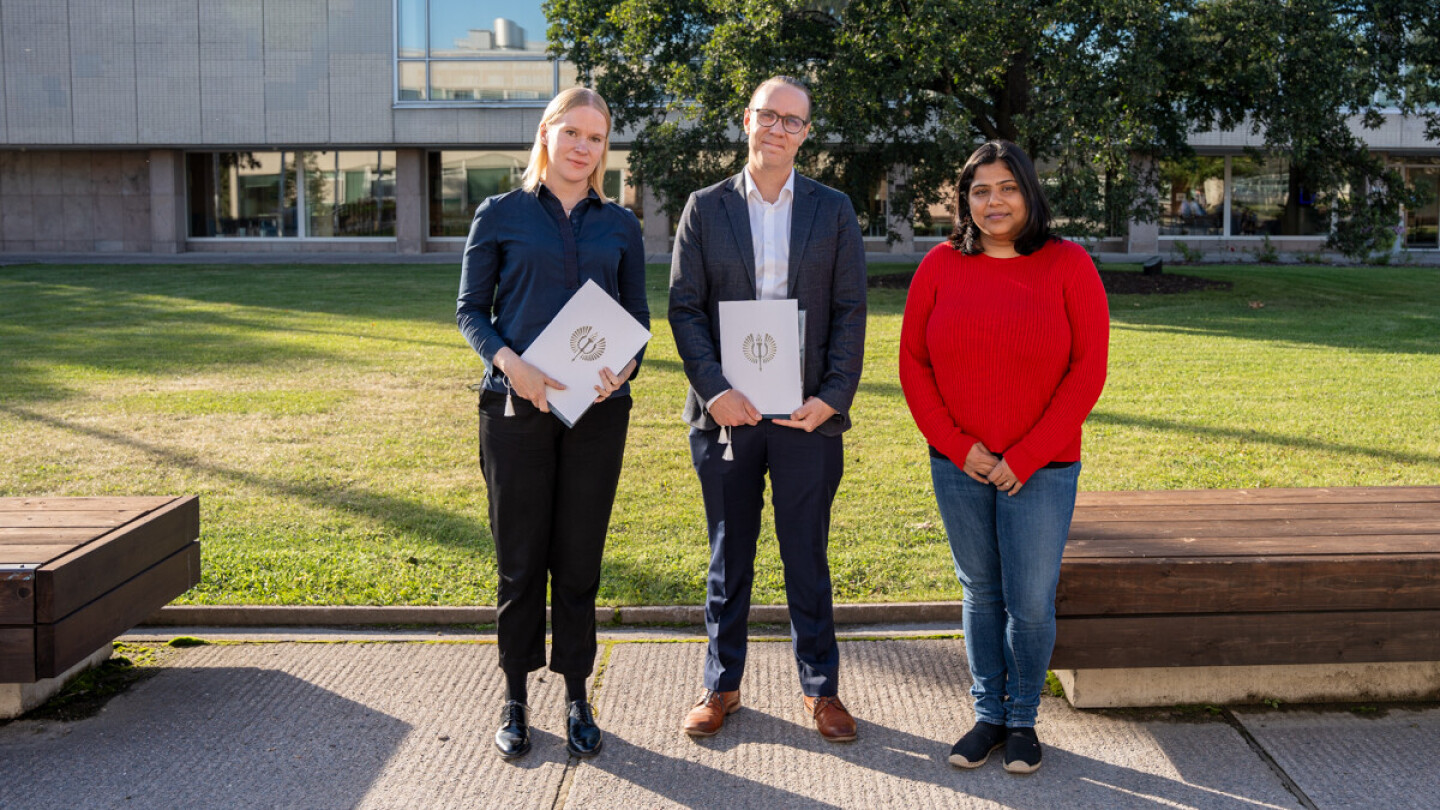 LLD Johanna Vanto, DSocSci Lauri Mäkinen and Dsc Anushree Luuke standing on the University's central square.la-Tandon.