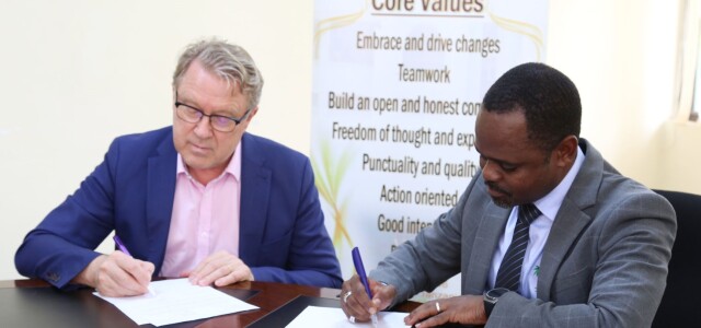 Rector Jukka Kola and Rector Mohammed Makame Haji sign a memorandum of understanding between the University of Turku and the State University of Zanzibar in February 2024