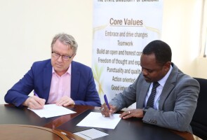 Rector Jukka Kola and Rector Mohammed Makame Haji sign a memorandum of understanding between the University of Turku and the State University of Zanzibar in February 2024