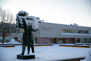 The main university building in the background, the Genius statue in front of it in a winter landscape.