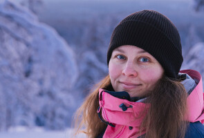 Kati Räisänen lumisessa maisemassa.