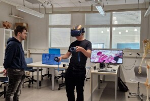 Opiskelijat VR-lasit päässä